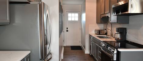 Jääkaappi, mikroaaltouuni, uuni, liesi