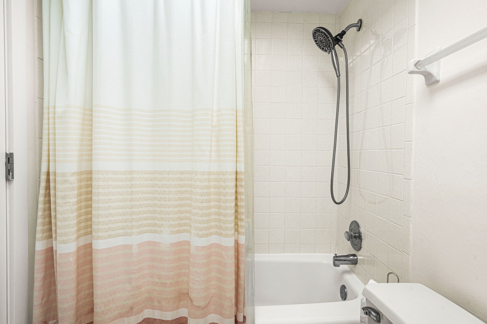 Une salle de bain équipée d’une douche, d’une baignoire et de toilettes.