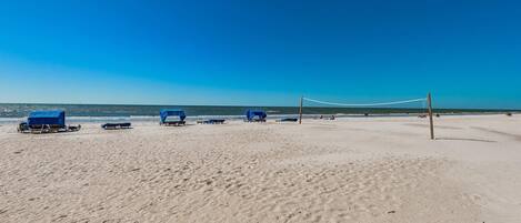 Aan het strand, ligstoelen aan het strand, strandlakens
