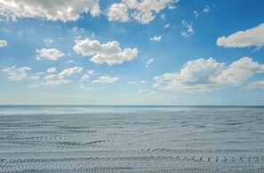 Plage, chaises longues, serviettes de plage