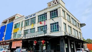 Un bâtiment avec une enseigne indiquant « GOOD VIEW INN » et un drapeau.