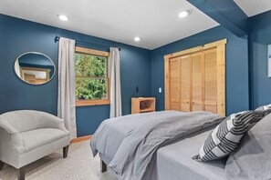3 bedrooms, desk, WiFi, bed sheets