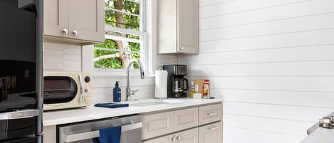 Réfrigérateur, micro-ondes, four, plaque de cuisson