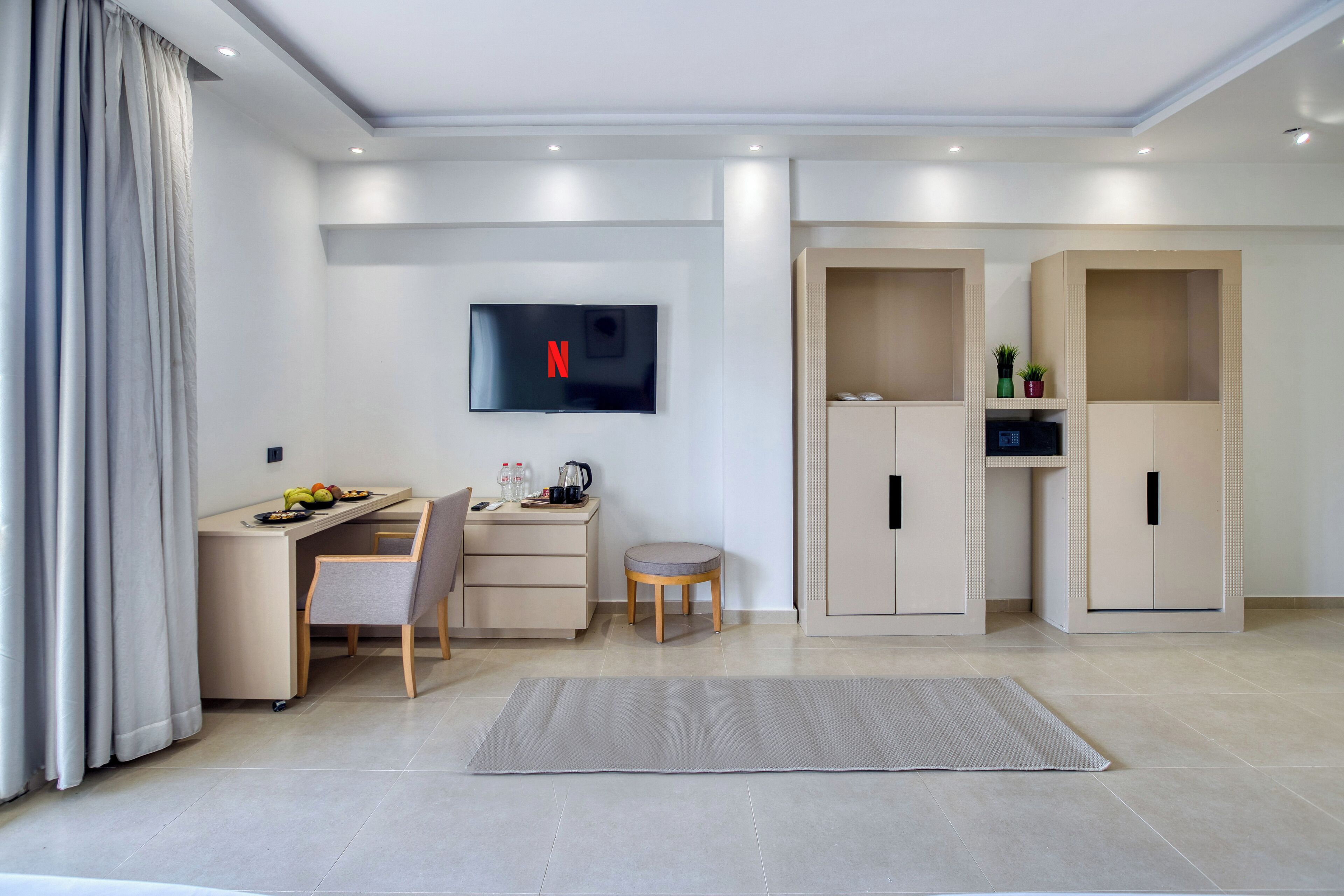 Suite Junior | Minibar, brankas, meja kerja, dan tirai kedap cahaya