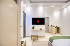 Dobbeltrom – standard | Minibar, safe på rommet, skrivebord og blendingsgardiner