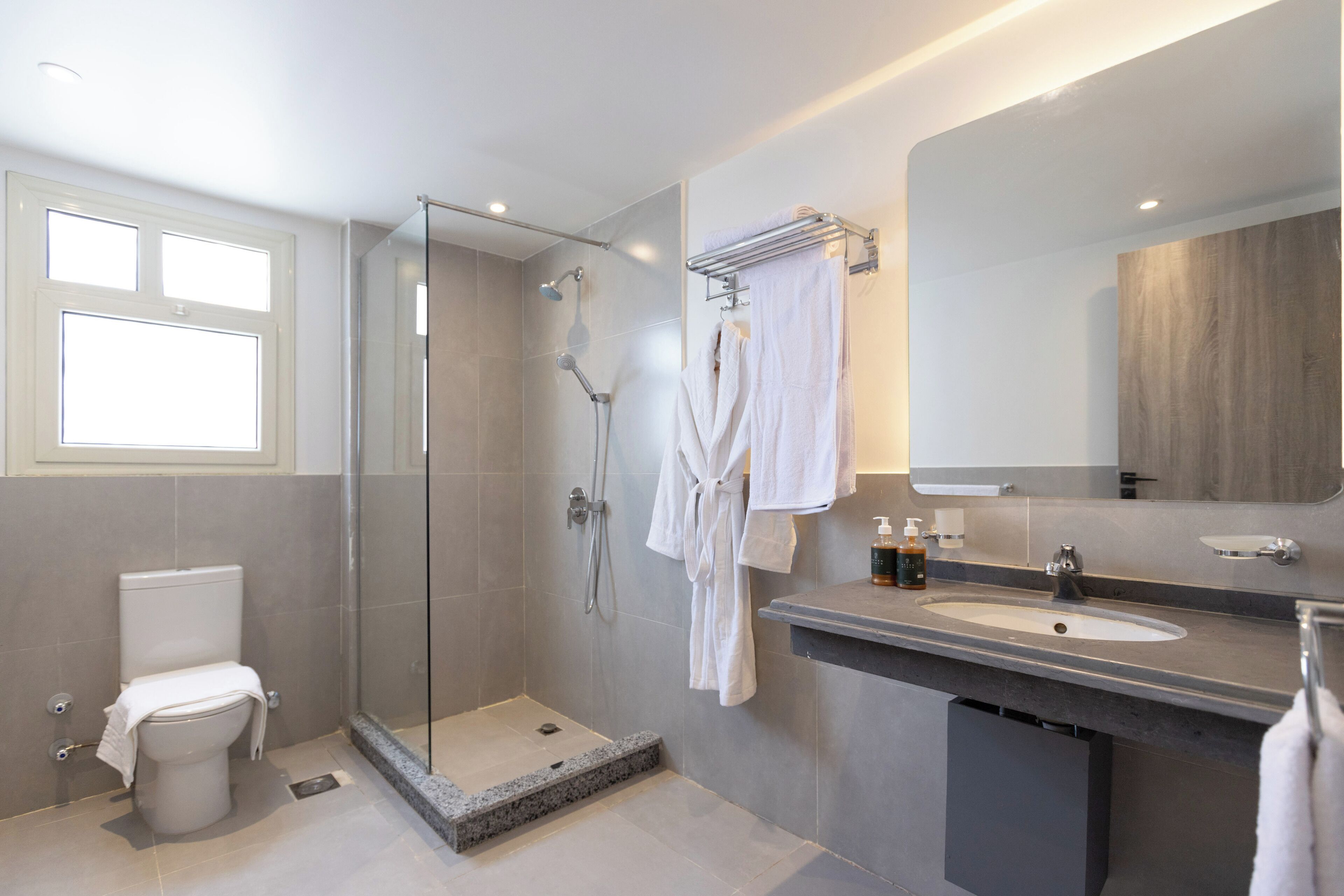 Superior Twin Room | Bathroom | Shower, free toiletries, bathrobes, towels