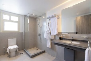 Superior Twin Room | Bathroom | Shower, free toiletries, bathrobes, towels - Seven Stays Zayed (Sheikh Zayed City)