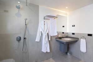 Superior King Room | Bathroom | Shower, free toiletries, bathrobes, towels - Seven Stays Zayed (Sheikh Zayed City)