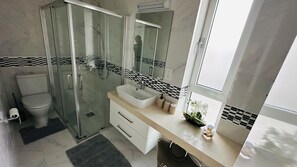 Een douche, een haardroger, handdoeken, zeep