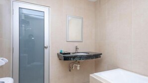 A bathroom with a toilet, a sink, and a bathtub. - Suan Bee Hotel@Sutera (Sekudai)