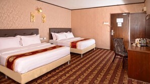 A hotel room with two beds, a desk, and a chair. - Suan Bee Hotel@Sutera (Sekudai)
