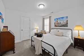 3 chambres, bureau, fer et planche à repasser, lit de bébé portatif