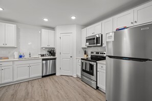 ثلاجة، ميكروويف، فرن، موقد طهي مسطح