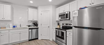 3BR Downtown Retreat • King Bed • Cozy & Fast WiFi