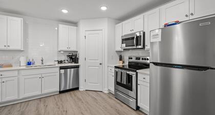 3BR Downtown Retreat • King Bed • Cozy & Fast WiFi