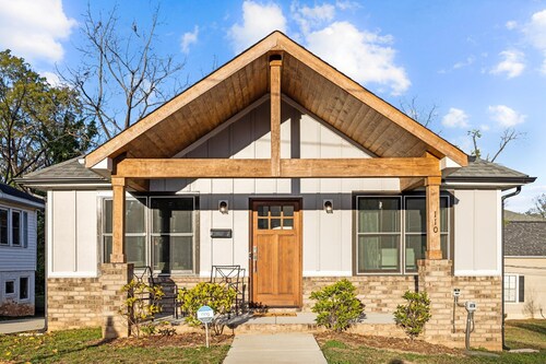 3BR Walkable Downtown Retreat ~ King Bed + Porch