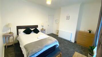 2 Schlafzimmer, Schreibtisch, Bügeleisen/Bügelbrett, kostenloses WLAN