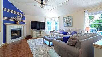 Een smart-tv en een open haard