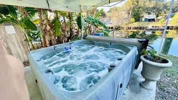 Outdoor spa tub