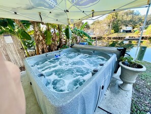 Outdoor spa tub