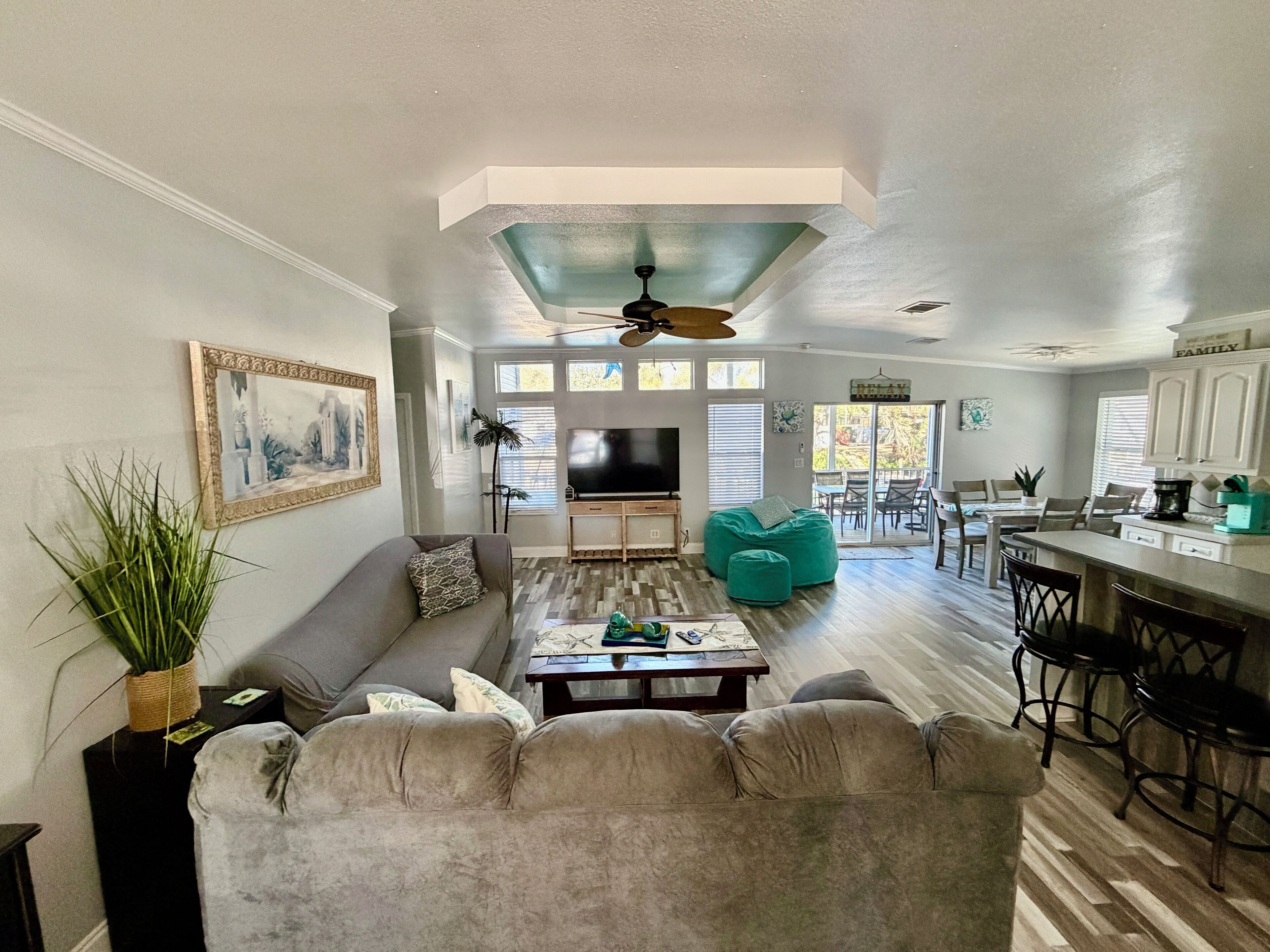 TV connectée, cheminée, baby-foot, livres