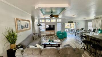 TV connectée, cheminée, baby-foot, livres