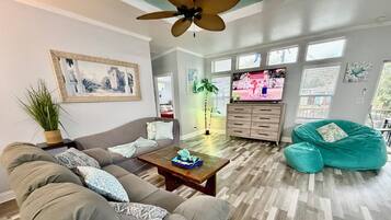 TV connectée, cheminée, baby-foot, livres