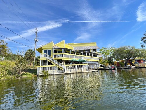 Limited-Time Discount at Paddle Paradise: Jacuzzi, Kayaks & Sauna