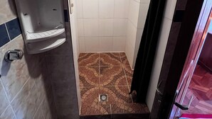 Superior Double Room | Bathroom | Shower - Hostal Iskanwaya (La Paz)
