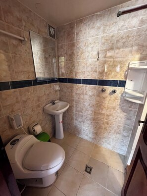 Superior Double Room | Bathroom | Shower - Hostal Iskanwaya (La Paz)