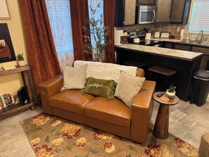 Smart TV, DVD player, books, music library - The Button Bungalow near Historic Downtown Batesville (Batesville)