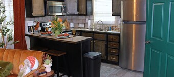 The Button Bungalow near Historic Downtown Batesville
