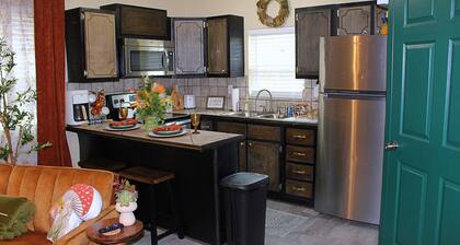 The Button Bungalow near Historic Downtown Batesville