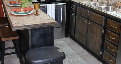 The Button Bungalow near Historic Downtown Batesville