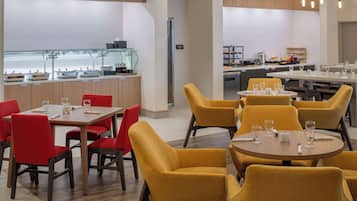 Desayuno a la carta todos los días (con cargo)