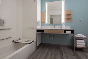 Bathroom - Hilton Garden Inn Tacoma Downtown (Tacoma)