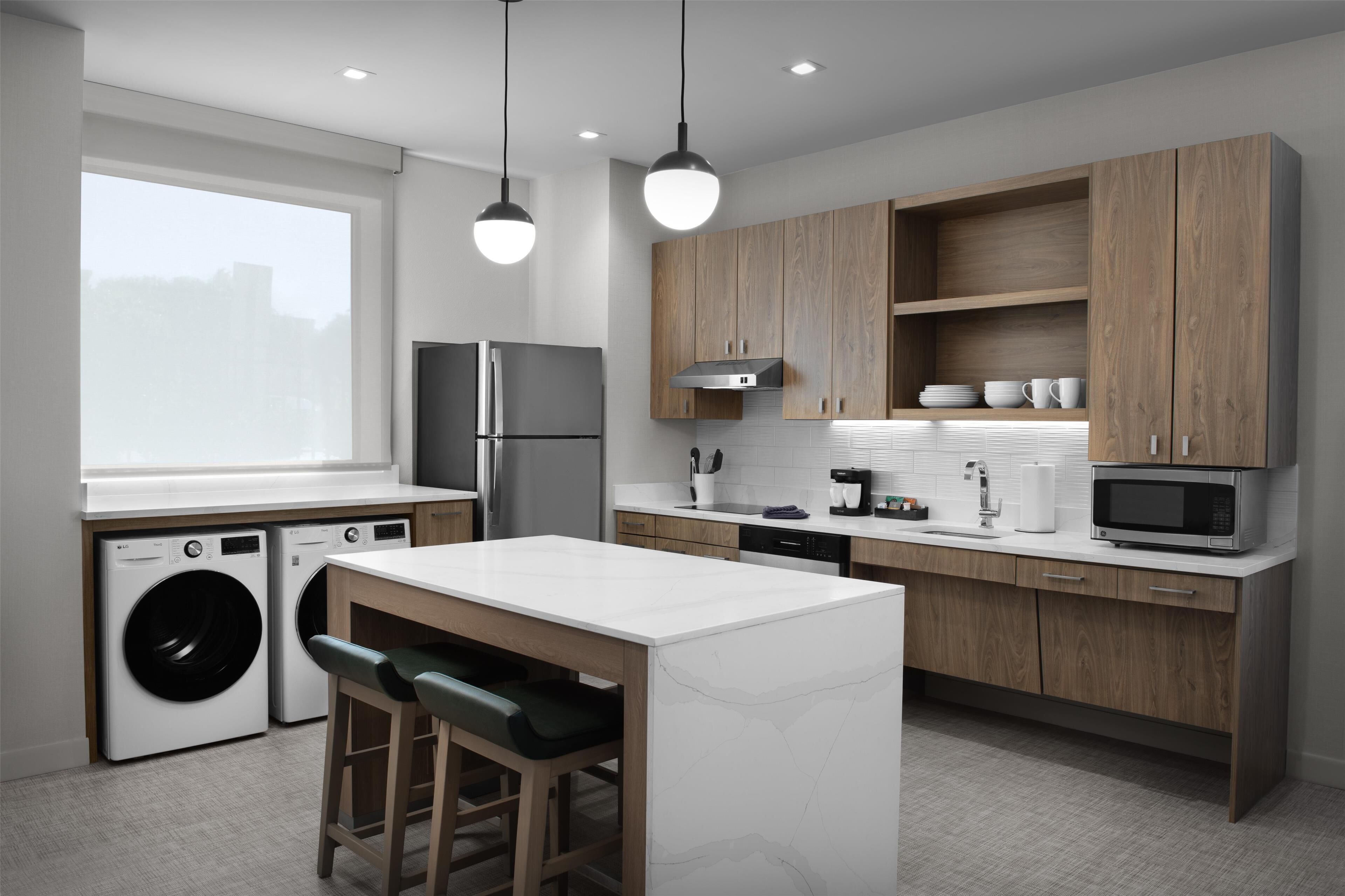 Suite, 1 cama King size, con acceso para personas discapacitadas (Roll-In Shower) | Cocina privada | Cafetera y tetera 