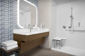 Svit - 1 kingsize-säng - tillgänglighetsanpassat (Roll-In Shower) | Badrum | Dusch, gratis toalettartiklar, hårtork och handdukar