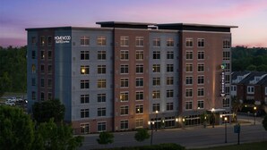 A multi-story hotel with a modern design, featuring a mix of brick and glass facades, and a prominent entrance with a covered walkway. - Tru By Hilton Columbia Downtown (Columbia)