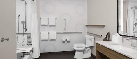 Un baño moderno con bañera, inodoro y lavamanos.