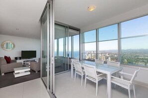 Cribs/infant beds - Q1 Resort & Spa - Official (Surfers Paradise)