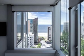 Cribs/infant beds - Q1 Resort & Spa - Official (Surfers Paradise)