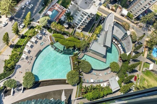 Outdoor pool - Q1 Resort & Spa - Official (Surfers Paradise)
