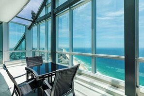 Cribs/infant beds - Q1 Resort & Spa - Official (Surfers Paradise)