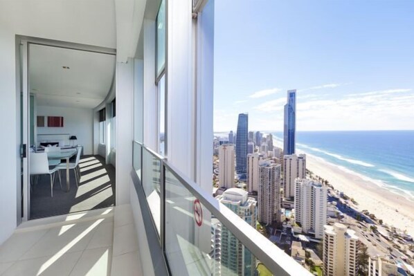 Cribs/infant beds - Q1 Resort & Spa - Official (Surfers Paradise)