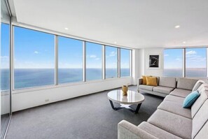 Cribs/infant beds - Q1 Resort & Spa - Official (Surfers Paradise)