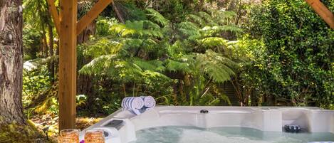 مغطس سبا خارجي