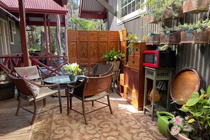 Outdoor dining - Volcano Village Bungalow, 1 mile to Park (Volcano)