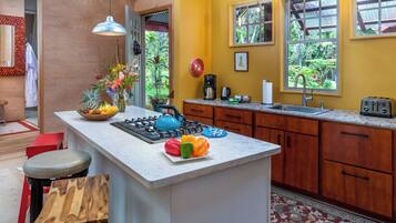 Refrigerador, microondas, cafetera y tetera y utensilios de cocina