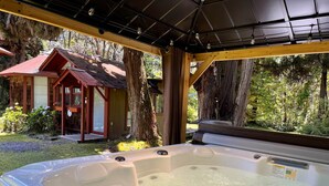 Outdoor spa tub - Comfortable Room in Historic Bed and Breakfast (Volcano)